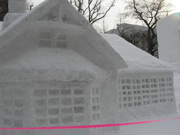 札幌市有形文化財である「清華亭」の中雪像